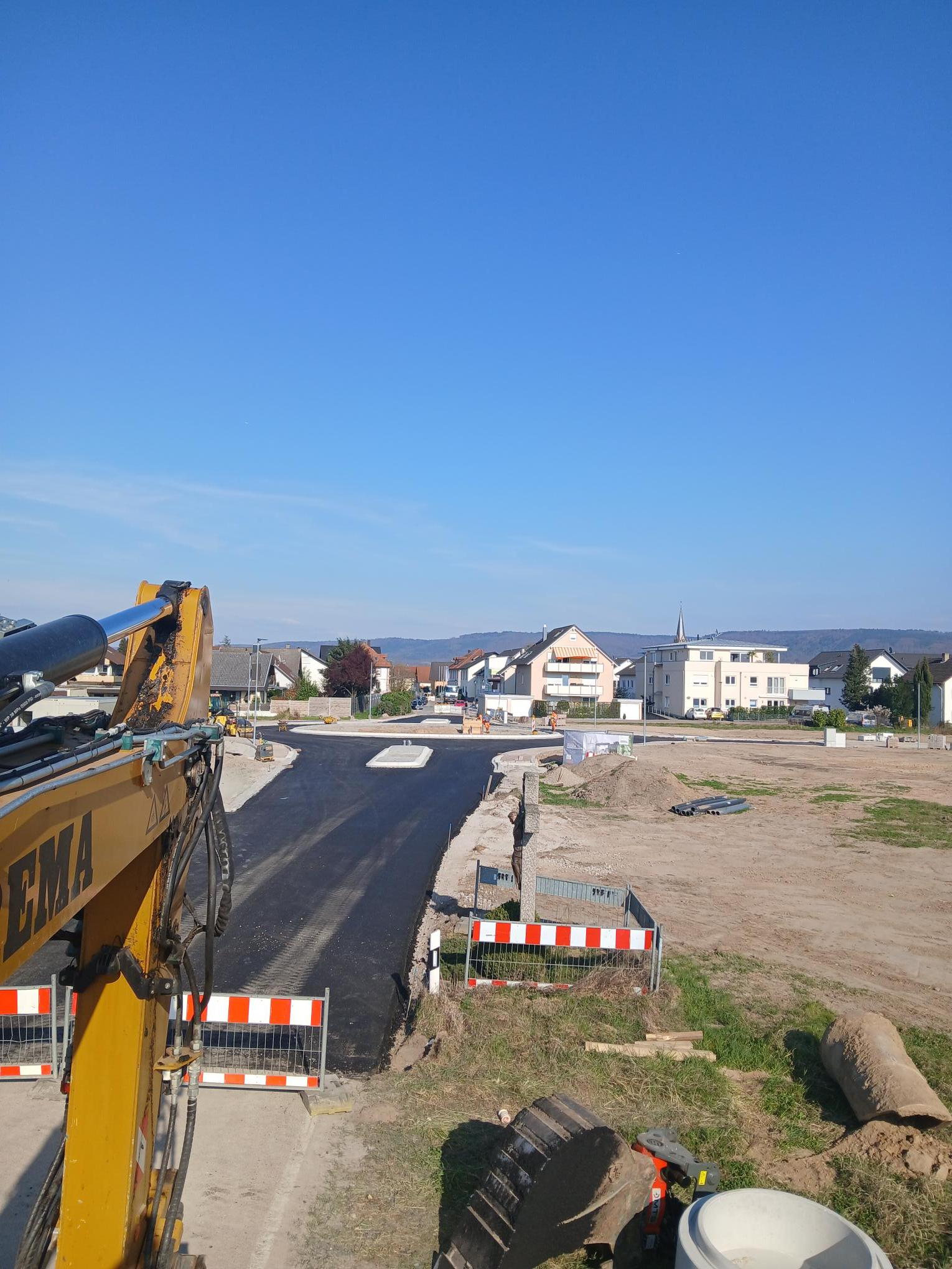 Hier sehen Sie die ersten Asphaltarbeiten am Kreisverkehr des Neubaugebiets Falkenäckerle/Stangenäckerle 