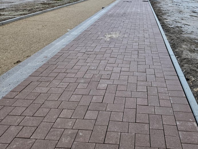 Das Bild zeigt eine frisch gepflasterte Fläche.