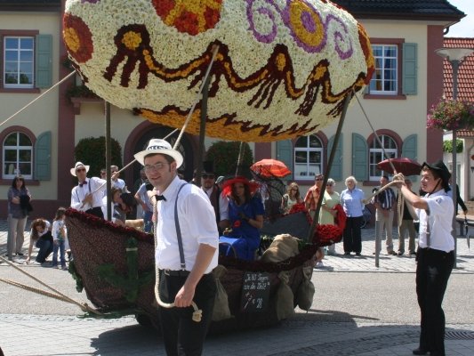 Blumenkorso beim früheren Volksfestumzug vor dem Rathaus