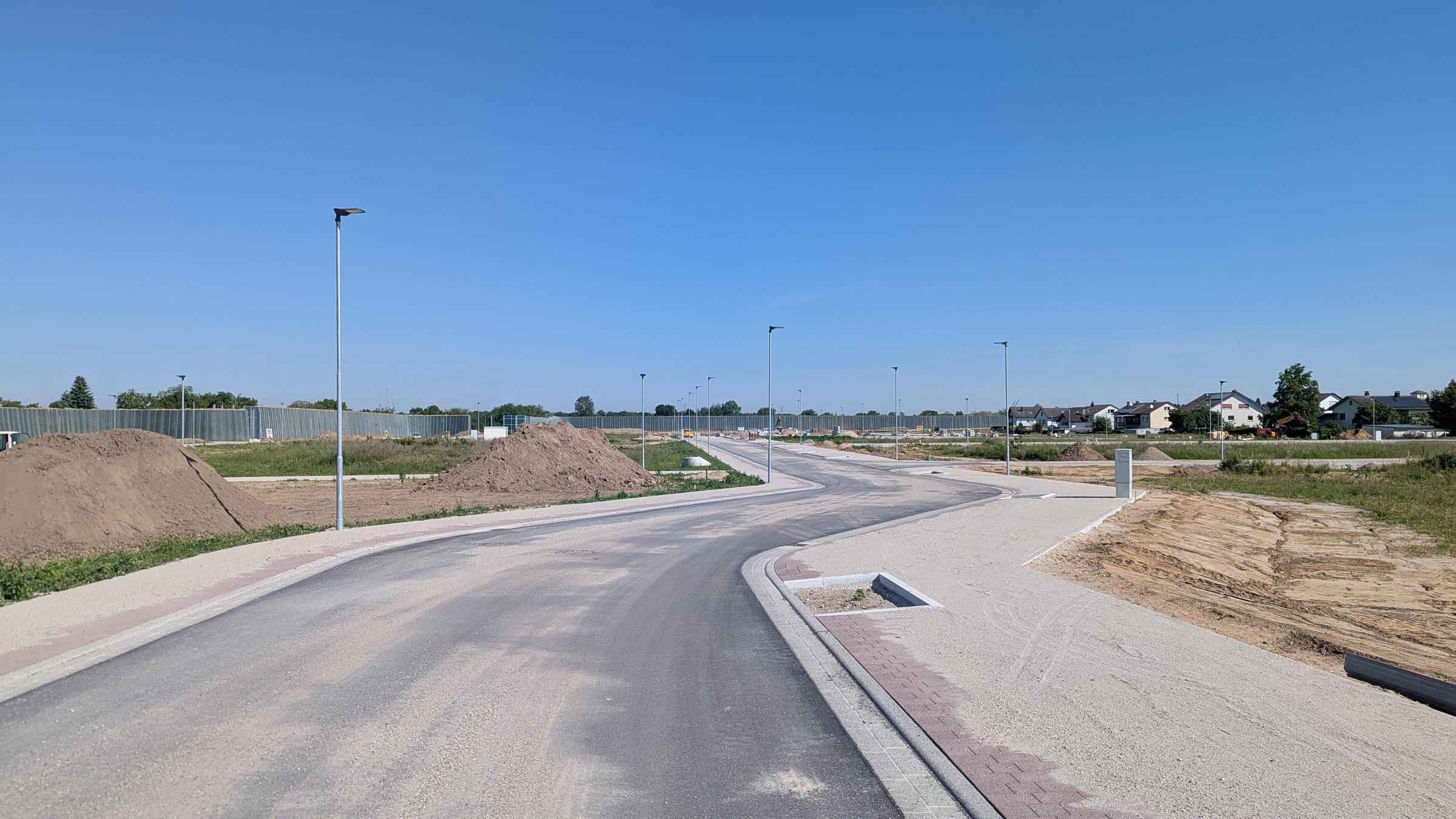 Das Bild zeigt die Europastraße inklusive Straßenbeleuchtung in Richtung Norden zur Lärmschutzwand. 