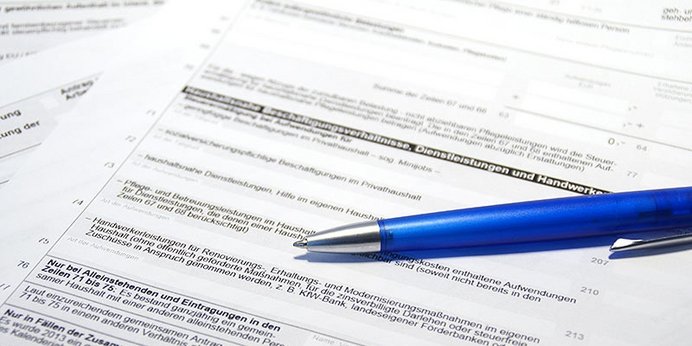 Ausfüllen eines Antrags - Bild von Formular mit Stift