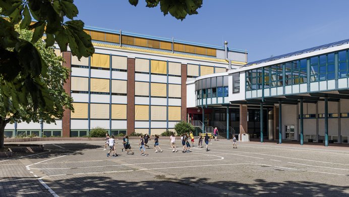 Albert-Schweitzer-Schule - Blick vom Schulhof auf das Gebäude