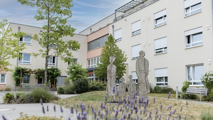 Eingangsbereich Pflegeheim "Haus Sibylla" mit Lavendel im Vordergrund