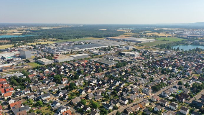 Luftaufnahme von Muggensturm mit Blick Richtung Industriegebiet Schleifweg