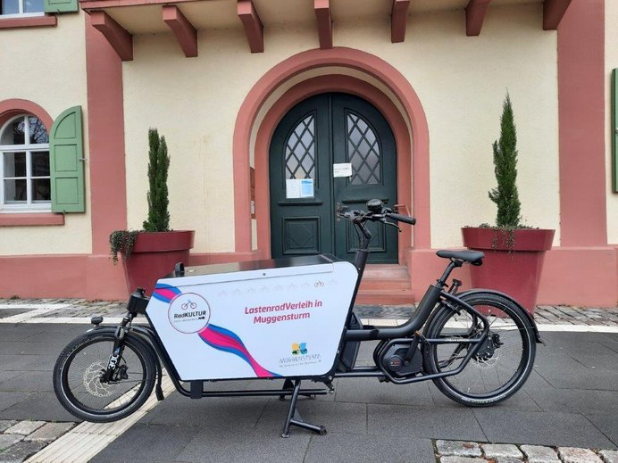 Foto des Lastenrads vor dem Rathaus